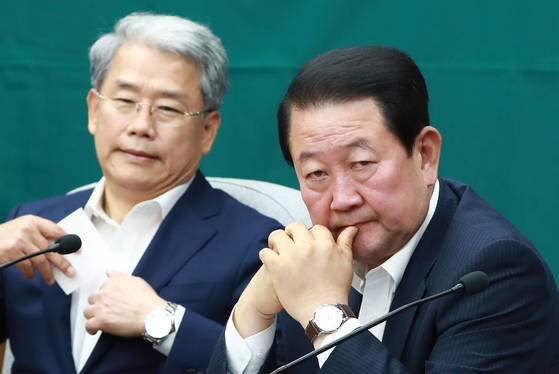 박주선 국민의당 비상대책위원장(오른쪽)과 김동철 원내대표가 11일 오후 국회 본청에서 열린 의원총회에 참석해 한곳을 바라보며 생각에 잠겨 있다. [연합뉴스]