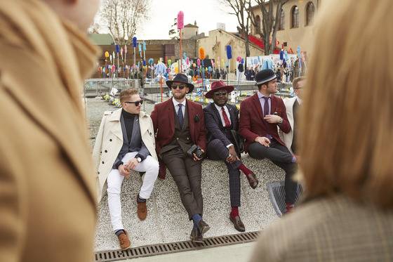 매년 1월과 6월 이탈리아 피렌체에선 세계의 옷 잘 입는 남자들이 다 모인다는 '피티워모'가 열린다. 여기서도 어김없이 숄더 로빙 패션을 찾아볼 수 있다.  [사진 피티워모 홈페이지]