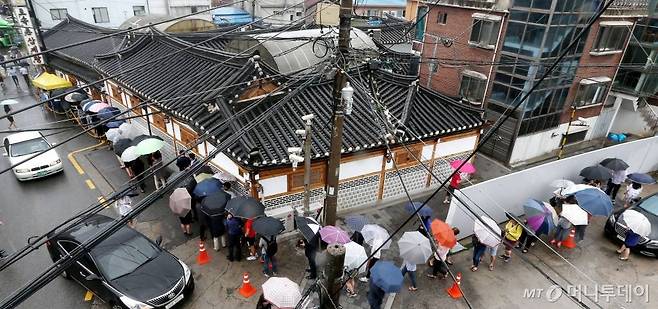 초복을 맞아 삼계탕집에 늘어선 줄