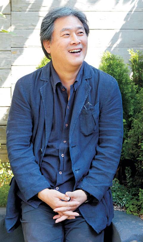 박찬욱 감독은 앞으로도 끊임없이 새롭고 대담한 영화를 만들겠다고 말했다. 투자가 안 되면 저예산 영화를 찍고 그것도 안 되면 전업 사진작가로 활동하겠다는 계획을 밝혔다.    김낙중 기자 sanjoong@