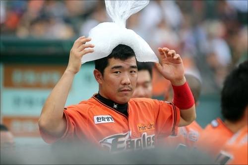 9회초 믿을 수 없는 악송구 저지른 한화 정근우(자료사진). ⓒ 연합뉴스