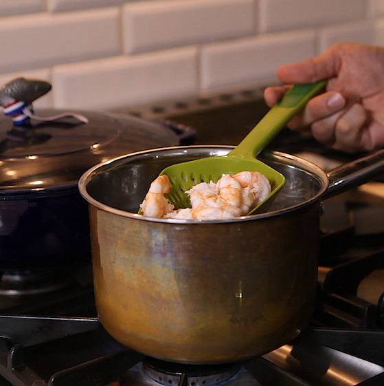 새우를 데칠때는 소금을 약간 넣어 새우의 단 맛이 빠져나가지 않도록 한다.