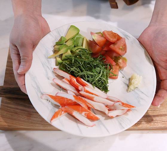 게맛살(크래미) 등 최대한 불을 사용하지 않아도 되는 부재료를 활용한다.