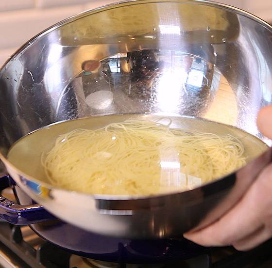 다익은 면은 차가운 물에 담가 열기를 식힌다. 흐르는 물에 헹궈 전분기를 빼면 면의 맛이 한층 깔끔해진다.