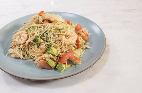 탱글탱글 씹히는 새우와 짭짤하면서도 달콤한 간장 소스, 고소한 아보카도 등이 어우러져 풍성한 맛을 낸다.