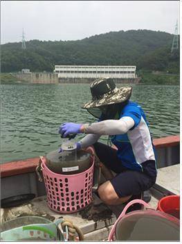 퇴적물 수집 장면. 코어 채취기를 이용해 퇴적토를 모양 그대로 들어올리고 있다. [사진 국립환경과학원]