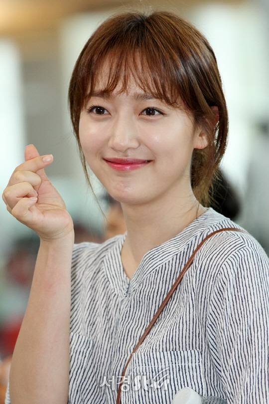 배우 표예진이 13일 오후 서울 강서구 방화동 김포공항을 통해 KBS 월화드라마 ‘쌈마이웨이’ 포상휴가 차 제주도로 출국하고 있다.