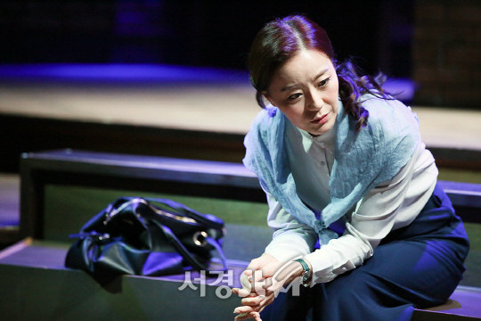 배우 최유송이 13일 오후 서울 종로구 아트원씨어터에서 열린 연극 ‘3일간의비’ 프레스콜에 참석해 시연을 하고 있다.