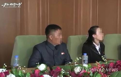 (서울=연합뉴스) 지난 2015년 북한을 탈출해 한국에서 살다가 이듬해 북한으로 몰래 돌아갔던 40대 탈북민 강모 씨가 지난달 다시 북한을 탈출해 최근 국내에 입국한 것으로 13일 확인됐다. 강씨는 한동네에서 살던 20대 여성 김모 씨와 함께 최초로 탈북해 2015년 3월 국내에 입국했지만, 지난해 9월께 김씨와 함께 북한으로 돌아갔다. 사진은 강씨(왼쪽)가 김씨(오른쪽)와 함께 지난해 11월 말 북한의 대외선전용 매체 우리민족끼리TV에 출연해 한국 사회를 비난하는 모습. 2017.7.13 nkphoto@yna.co.kr (끝)