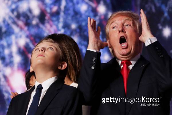 공화당 대선후보 도널드 트럼프(사진 왼쪽)과  배런 트럼프가 2016년 6월 21일 오하이오 주 클리브랜드에 있는 퀵큰 론즈 아레나에서 공화당 전당대회 마지막날 행사에 참석했다.