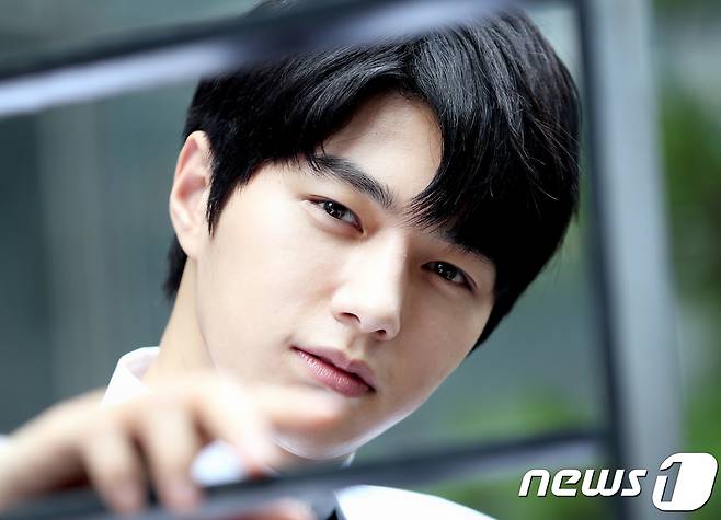 인피니트 엘(25·김명수)이 최근 서울 성산동의 한 카페에서 뉴스1과의 인터뷰에 앞서 사진 촬영을 하고 있다. 엘이 별처럼 빛나는 눈빛으로 여심을 사로잡고 있다. 엘은 최근 인기리에 종영한 MBC 수목드라마 '군주-가면의 주인'에서 세자 이선(유승호 분)을 대신해 꼭두각시 왕이 된 천민 이선역을 맡아 안방극장을 사로잡았다. 2017.7.15/뉴스1 © News1 권현진 기자