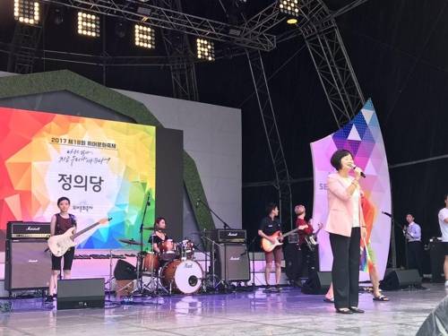 정의당 이정미 대표가 15일 서울광장에서 열린 퀴어문화축제에 참여해 축하 인사말을 하고 있다. [정의당 제공]