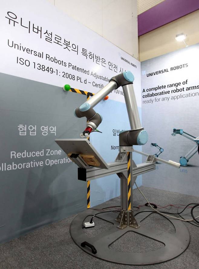 산업용 로봇은 생산현장에서 인간을 대신해 위험한 업무를 수행하거나, 인간을 도와서 생산성을 높이는 로봇입니다. (자료 : 유니버설로봇)