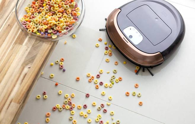 로봇청소기는 작은 크기지만 맵핑과 적외선 센서, 머신비전 등 고도 기술이 집약돼있습니다.(자료 : 유진로봇)