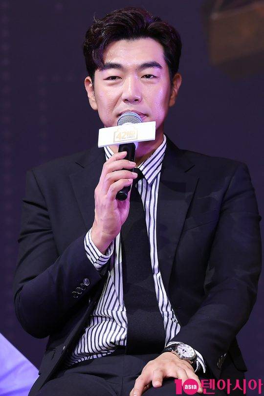 배우 이종혁이 17일 오후 서울 중구 밀레니엄 힐튼 서울에서 열린 뮤지컬 ‘브로드웨이42번가’ 제작발표회에 참석해 인사말을 하고 있다.