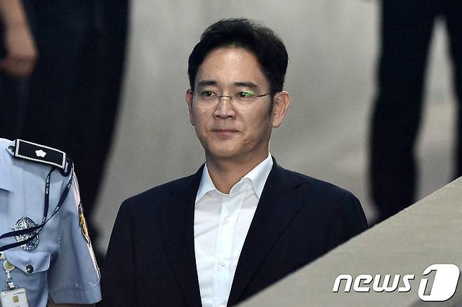 이재용 삼성전자 부회장이 17일 오전 서울 서초구 서울중앙지방법원에서 열린 '최순실 뇌물' 관련 41회 공판에 출석하고 있다. 2017.7.17/뉴스1 © News1 민경석 기자