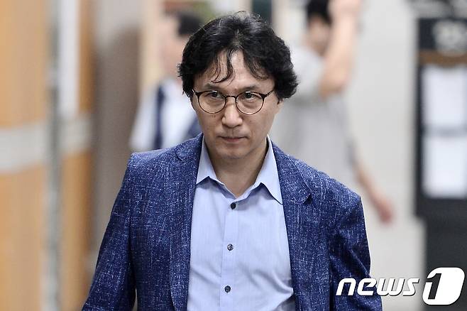 신장섭 싱가포르 국립대학 경제학과 교수가 17일 오후 서울 서초구 서울중앙지방법원에서 열린 이재용 삼성전자 부회장 외 4인의 뇌물공여 등 41회 공판에 증인 신분으로 출석하고 있다. 2017.7.17/뉴스1 © News1 민경석 기자