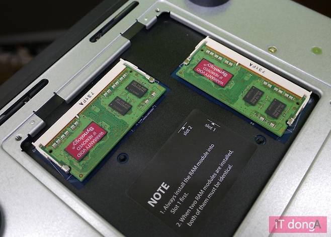 본체 하단의 메모리 슬롯에 최대 16GB로 확장이 가능