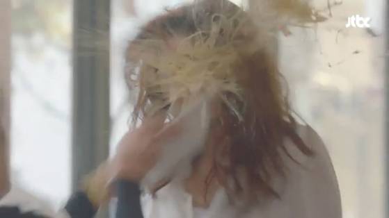 ‘김치싸대기’의 계보를 잇는 ‘파스타 싸대기’. [사진 JTBC 캡처]