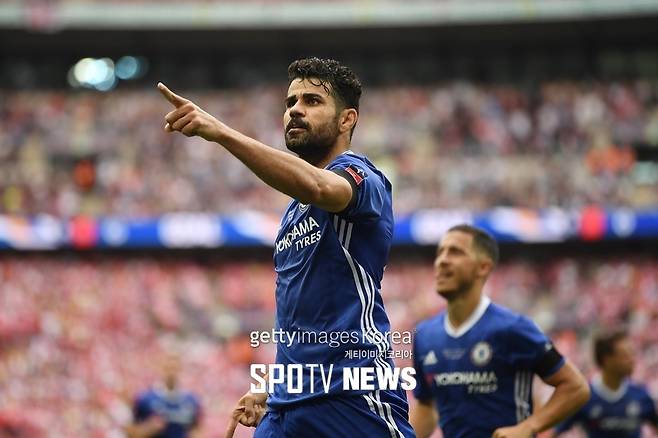 ▲ 첼시 역사상 첫 흑인 선수인 폴 카노빌레가 코스타와 구단의 관계를 걱정스럽게 바라보고 있다.