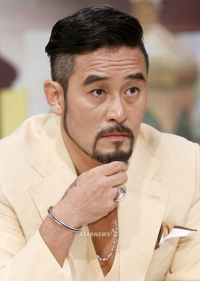 [★포토]최민수, '수염만 만져도 넘치는 포스'