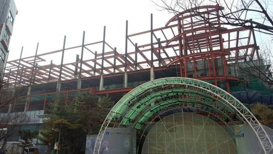 서울 도봉구 창동 민자역사 건축물. 골조물과 콘크리트가 드러난 상태로 공사가 중단됐다. /조선일보DB