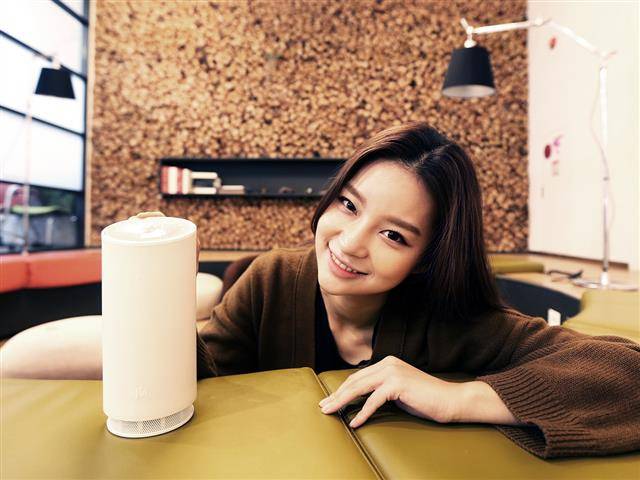 SK텔레콤이 지난해 9월 출시한 인공지능 스피커 ‘누구’.