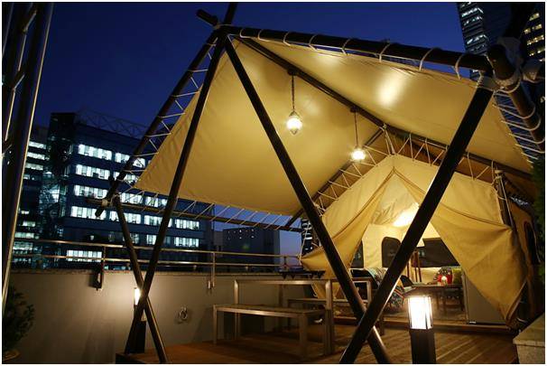 서울 역삼동 ‘H에비뉴 역삼점’에는 객실과 연결되는 루프탑 공간에 글램핑 시설이 갖춰져 있어 캠핑과 바비큐 파티를 즐길 수 있다. 야놀자 제공