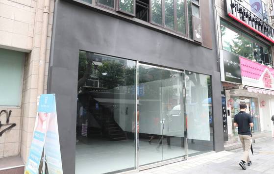 한번 빈 점포는 다시 채워지지 않고 있다. 최근 임대료가 내렸다고는 하나 여전히 높은 수준이고 매출 역시 하락하고 있어 선뜻 들어오는 상인이 없기 때문이다.