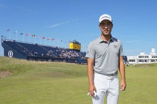 멕케이슨과 의류 계약을 체결한 장이근이 디 오픈이 열리는 로열 버크데일 골프장에서 포즈를 취했다. [사진=멕케이슨 제공]