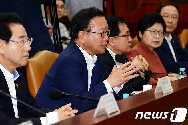 김부겸 행정자치부장관이 20일 오전 서울 세종로 정부서울청사에서 열린 경제관계장관회의에서 발언을 하고 있다.2017.7.20/뉴스1 © News1 이광호 기자