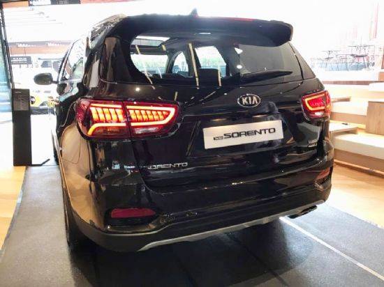 기아차 더 뉴 쏘렌토 뒷모습. 테일램프 등에 변화가 있다. (사진=지디넷코리아)