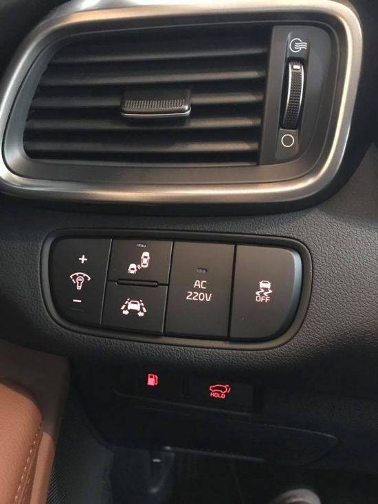 국산 중형 SUV 최초로 LKA 사양이 탑재된 더 뉴 쏘렌토 스티어링 휠 왼편 조작버튼 (사진=지디넷코리아)