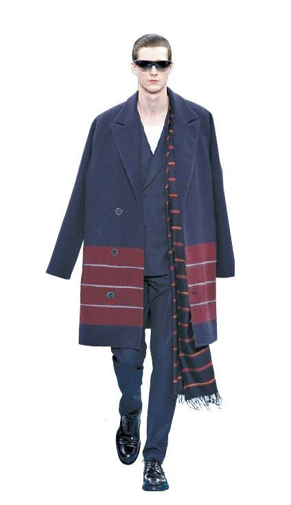 유명 디자이너의 컬렉션에서 선보인 숄더로빙 패션. [루이비통]