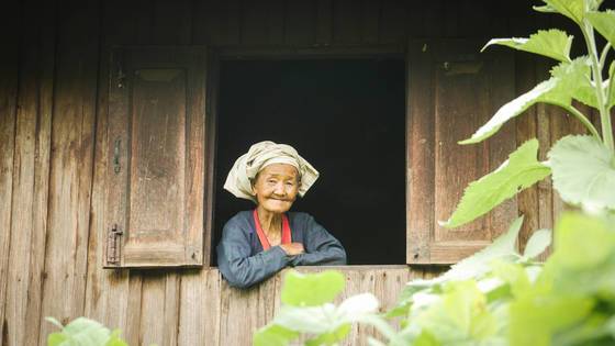 전통복장을 입은 판캄마을 할머니.