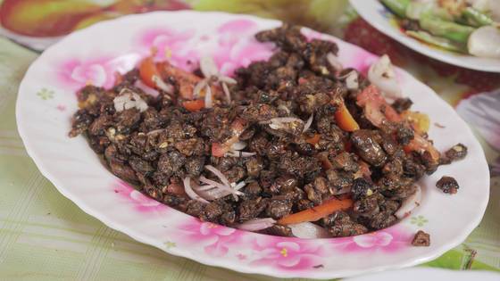 결국 도전하는 데 실패하고 만 벌레 튀김.