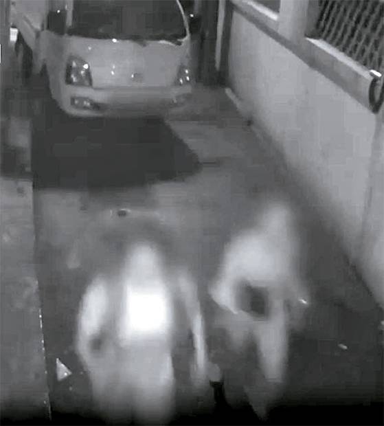 시민들이 여성을 피신시켰으나 이 남성은 트럭을 몰고 와 위협했다. [사진 YTN 캡처]