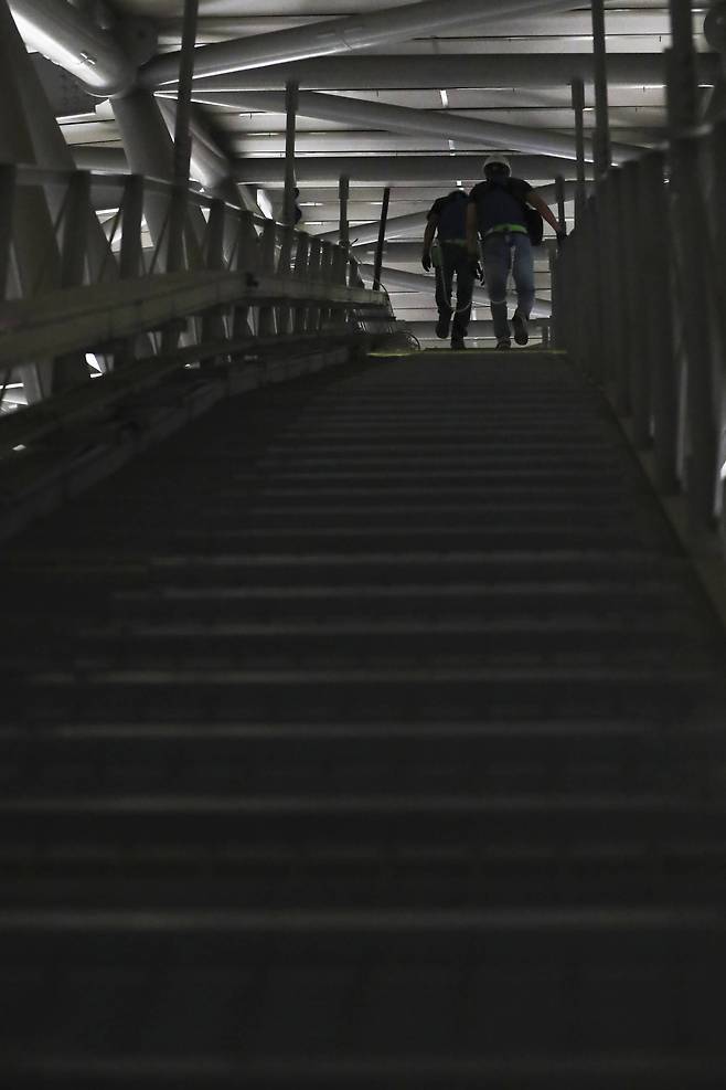 돔경기장 시설팀 이춘우 과장과 이민승 대리가 지난 5일 오전 서울 구로구 고척스카이돔에서 조명 점검을 하기 위해 캣워크를 걷고 있다. 조명이 위치한 곳까지 가기 위해 캣워크를 여러번 오르락내리락해야한다. 김경록 기자