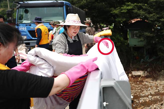 김정숙 여사가 21일오전 폭우피해로 어려움을 겪고 있는 충북 청주시 상당구 미원면 운암2리 청석골 마을을 찾아 가재도구 정리와 세탁물 건조 작업에 힘을 보탰다.[사진 청와대]