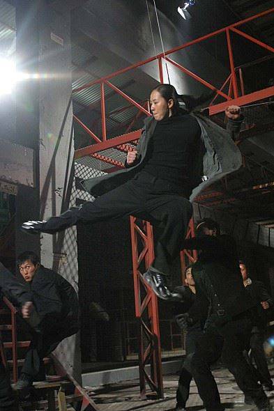 영화 ‘잠복근무’에서 고난도 액션을 선보이는 김선아. 한국일보 자료사진