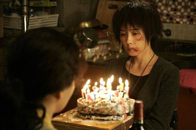 김선아는 영화 ‘더 파이브’에서 하반신 불구의 몸으로 연쇄살인마에게 복수하는 은아를 연기했다. 한국일보 자료사진