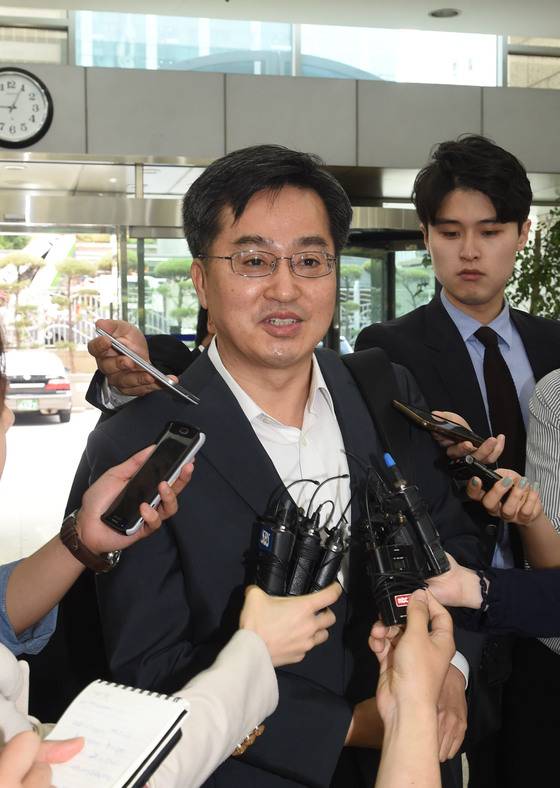 김동연 당시 경제부총리 후보자는 5월 23일 임시 사무실로 출근하면서 노타이 차림을 했다. [중앙포토]