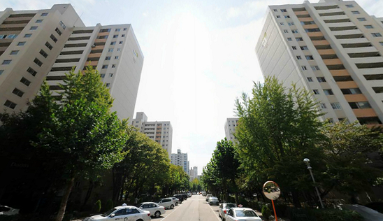 이달 경매시장에서 60명이 넘는 사람들이 응찰했던 서울 구로구 구로동 구로주공 아파트. /다음 로드뷰 캡처