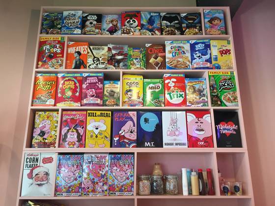'미드나잇 시리얼'의 시리얼 진열장. 아래서 두번째 칸의 시리얼은 이곳에서 직접 제작한 것들이다.