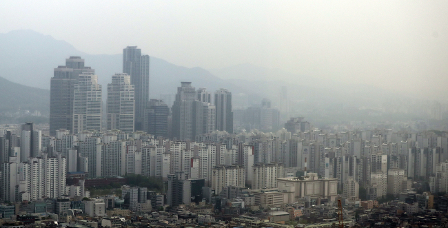 강남3구와 강동구, 용산구, 마포구, 과천시 등 ‘노블세븐’이 부동산 시세를 주도하고 있다. 자금 운용이 비교적 수월한 특정 계층이 몰리는 특수성에 정부의 핀셋규제도 단기적인 효과에 그쳤다. 전문가들도 중장기적인 상승세에 공감하고 있다. 일각에선 정부의 과도한 규제보다 시장의 자율성에 맡겨야 한다는 주장도 제기된다. 사진은 강남권 아파트 밀집지역 전경. [사진제공=연합뉴스]