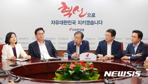 【서울=뉴시스】배훈식 기자 = 24일 오전 서울 여의도 자유한국당 당사 제1회의실에서 열린 최고위원회의에 참석한 홍준표(왼쪽 세번째) 대표가 모두발언하고 있다. 왼쪽부터 류여해 최고위원, 정우택 원내대표, 홍 대표, 이철우, 김태흠 최고위원. 홍 대표는 더불어민주당과 국민의당, 바른정당, 정의당을 빗대 본부중대와 1,2,3 중대가 신4당 연합을 하고 있다며 야당은 우리뿐이라고 말했다. 2017.07.24. dahora83@newsis.com