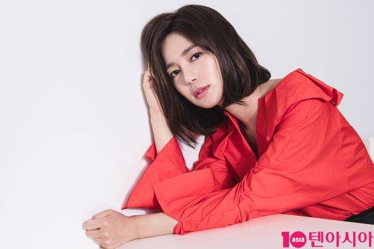 배우 이엘리야가 KBS2 ‘쌈 마이웨이’에 나오는, 사랑에 상처받은 박혜란을 연상케 하는 아련한 표정으로 카메라를 응시하고 있다. / 사진=이승현 기자lsh87@