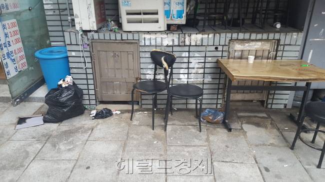 서울 종로구 종로2가 탑골공원 북문 일대에 있는 락희거리 모습. 곳곳 담배꽁초 등 무단투기 쓰레기가 보인다.