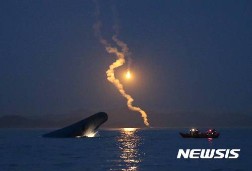 【서울=뉴시스】조수정 기자 = 김봉규 한겨레신문 출판국 사진부 선임기자가 '팽목항에서' 사진집을 출간하고 동명의 사진전을 연다. 2014년 4월16일 오후 김봉규 기자가 촬영한 세월호 침몰. 2017.07.25. (사진=김봉규 기자 제공) photo@newsis.com