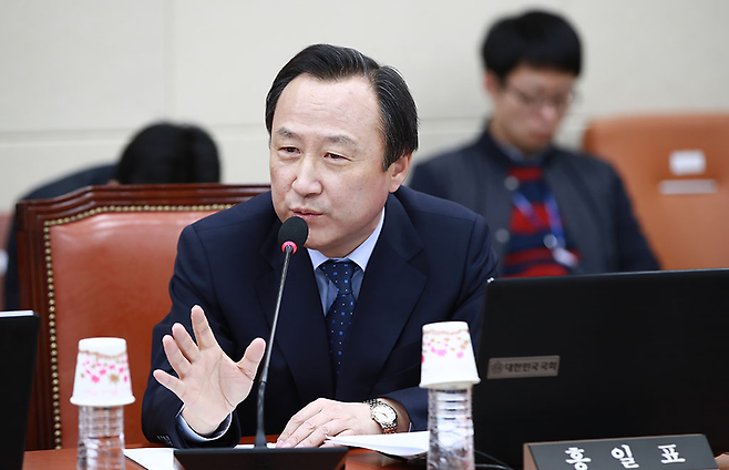 자유한국당 홍일표 의원(인천 남구갑)이 정치자금법 위반 혐의로 재판을 앞두고 있는데다, 최근 불거진 이른바 ‘판사 몰카’ 사건에 아들이 연루되면서 곤욕을 치르고 있다. © 사진=연합뉴스